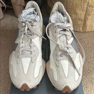 Women’s New Balance 327 Sneaker in size 8.5